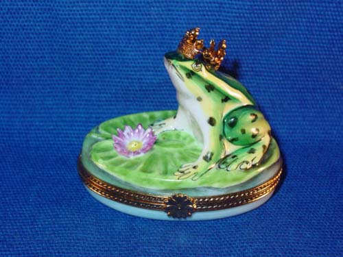 FROG W/CROWN ON LILY PAD